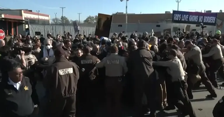 শার্লট শহরে অভিবাসী ও আইনশৃঙ্খলা বাহিনীর সংঘর্ষ